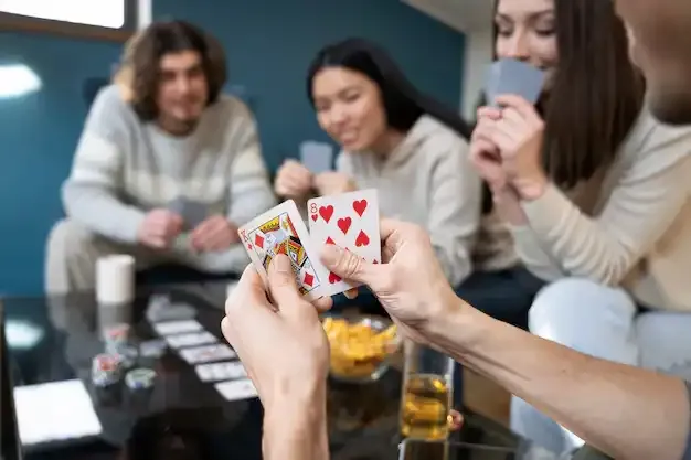 amigos-jugando-al-poker