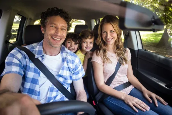 familia-riendo-en-el-coche