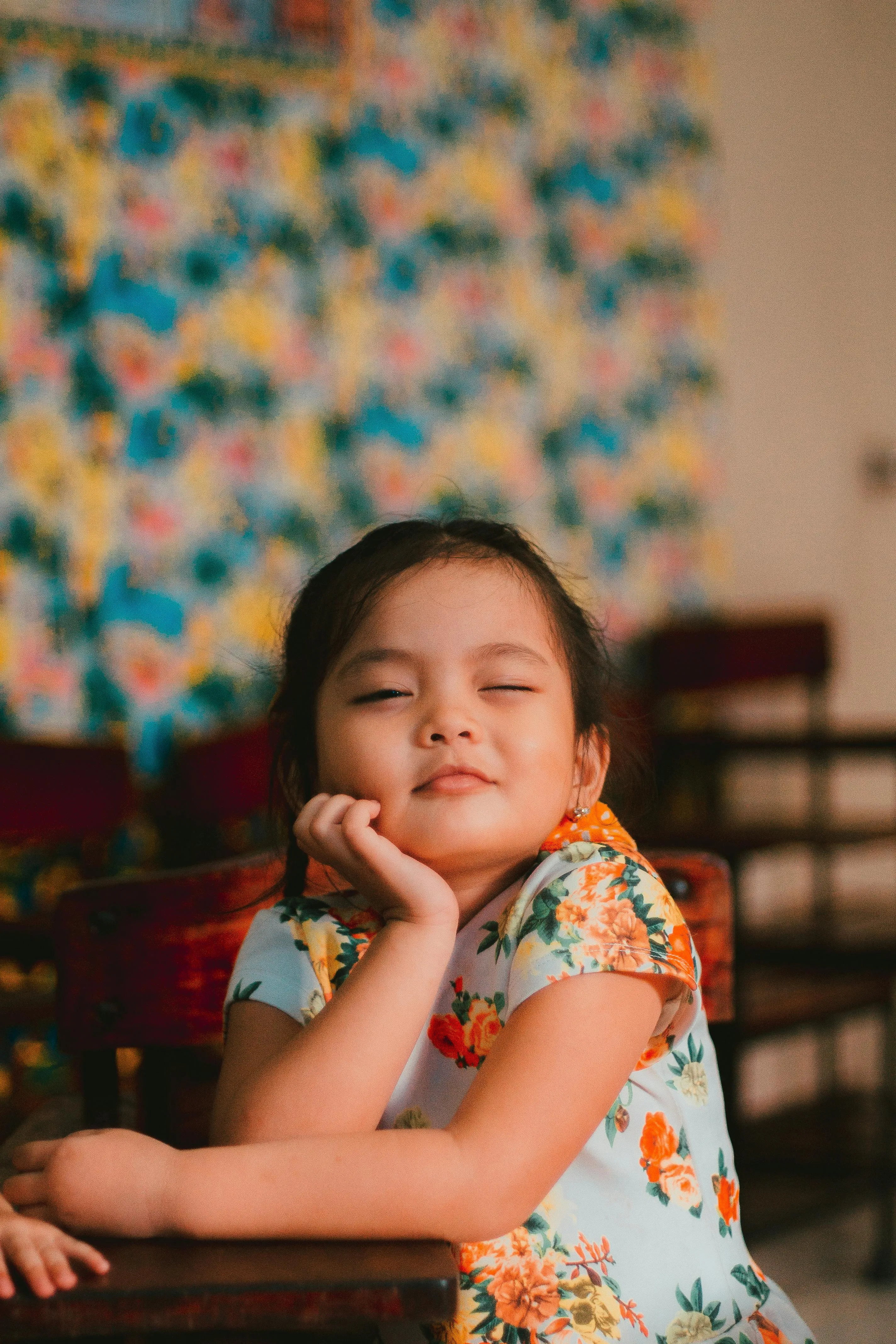 niño guiñando un ojo