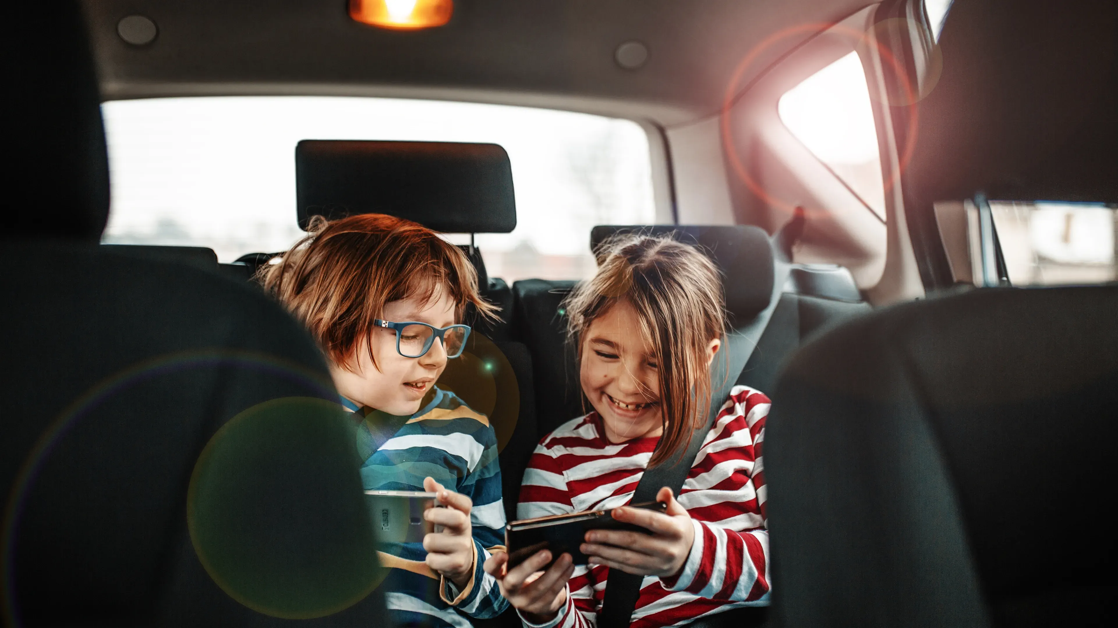 niños-jugando-con-el-movil